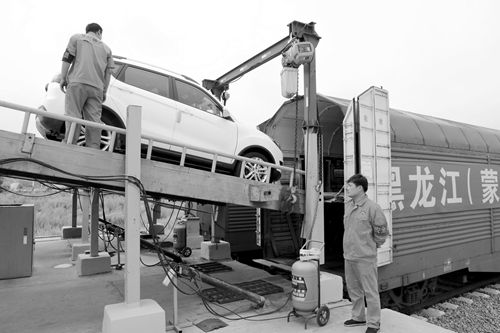 中國(guó)鐵路哈爾濱局集團(tuán)開行首趟商品汽車 公轉(zhuǎn)鐵 貨運(yùn)班列